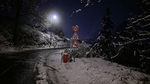 Во Франции снегопад оставил без света 300 тысяч домов
