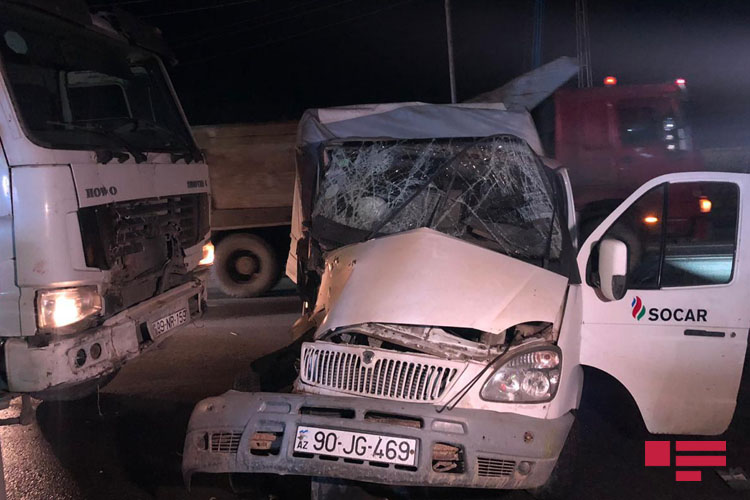 В Баку столкнулись два грузовика, погиб сын одного из водителей - ФОТО - ВИДЕО