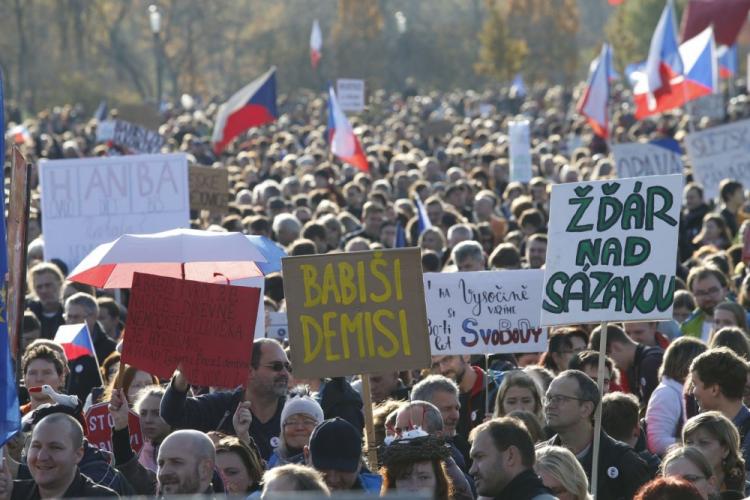 В Праге до 300 тысяч человек вышли на акцию против премьера Чехии