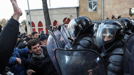 В Тбилиси спецназ начал разгонять протестующих
 - ВИДЕО