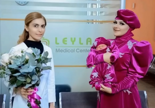 Азербайджанская певица показала новорожденную дочь - ФОТО