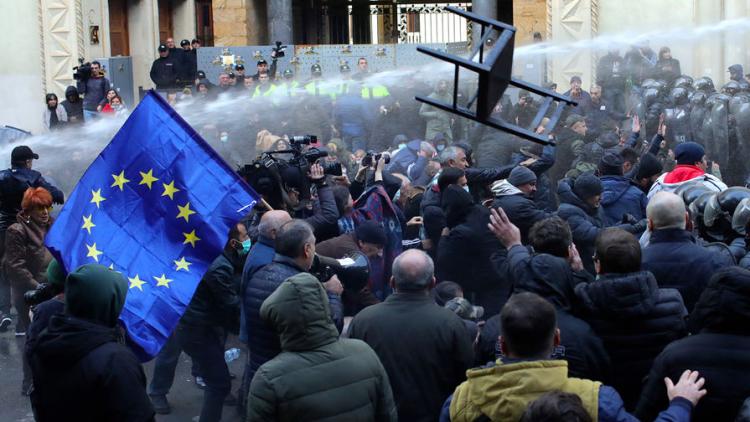 Власти Грузии оправдали применение силы при разгоне митинга