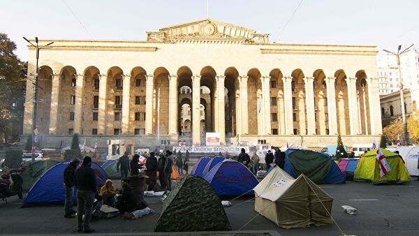 В Тбилиси митингующие вновь расставили палатки у здания парламента
