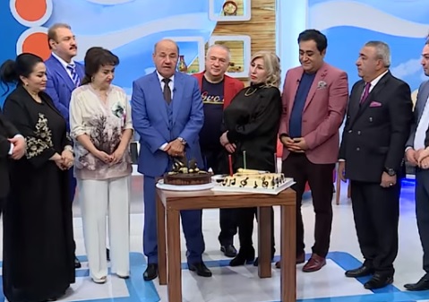 Азербайджанский певец отметил день рождения в прямом эфире - ВИДЕО