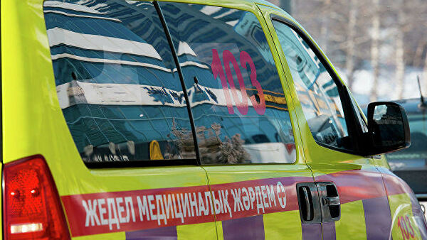 В Казахстане автомобиль врезался в остановку: три человека погибли
