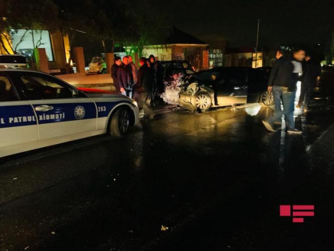 В Баку столкнулись два автомобиля, пострадали водители - ФОТО - ВИДЕО  