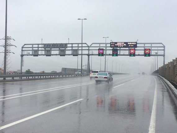 На двух автомагистралях в Баку снижен предел скорости
