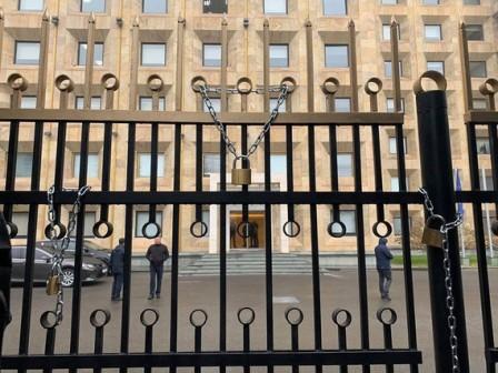 Протестующие в Грузии повесили замки на ворота здания правительства
