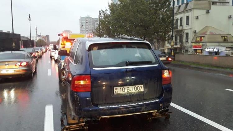 Неправильно припаркованный «Porshe Cayenne» в центре Баку стал причиной пробки - ВИДЕО
