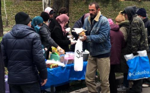 Мусульманки Украины накормили бездомных горячими обедами