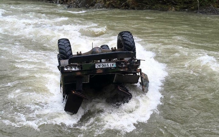 В Азербайджане грузовик упал в реку: двое погибших
