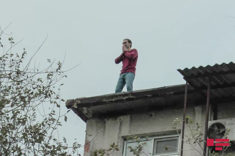 В Баку мужчина хотел броситься с крыши здания