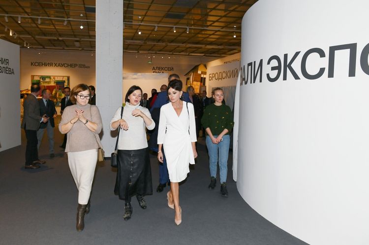 Первый вице-президент Мехрибан Алиева ознакомилась с 8-й Московской биеннале современного искусства - ФОТО