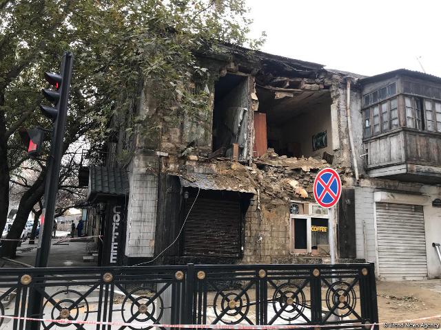 В Баку обрушился балкон в старом здании - ФОТО