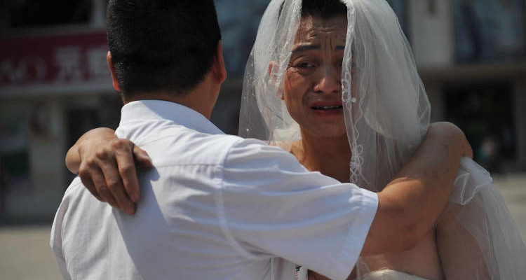 Мужчина выходит на улицу в свадебном платье и терпит унижения: причиной всему - дочь - ФОТО