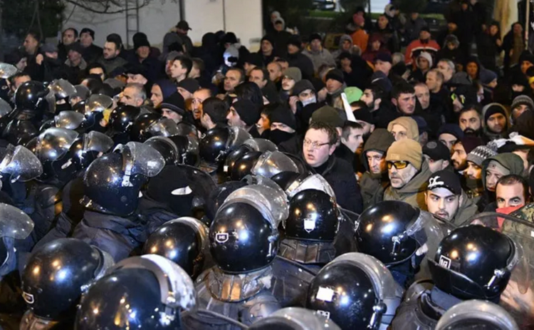 В Тбилиси водометами разогнали митингующих у парламента  