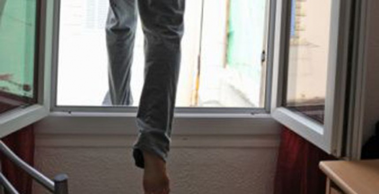 В Азербайджане душевнобольной мужчина бросился с 4-го этажа
