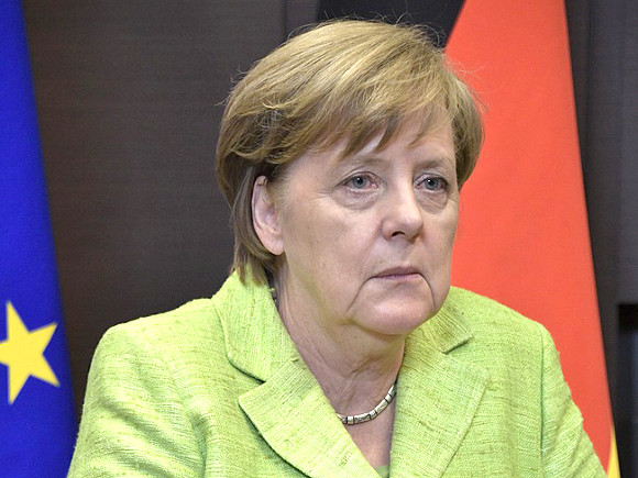 Меркель упала на конференции в Берлине - ВИДЕО
