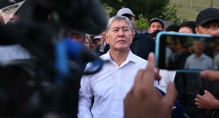 Экс-президент Киргизии Атамбаев впервые после ареста доставлен в суд