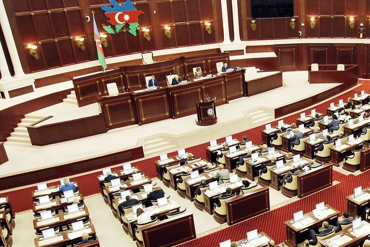 В понедельник будет рассмотрен самороспуск парламента Азербайджана 