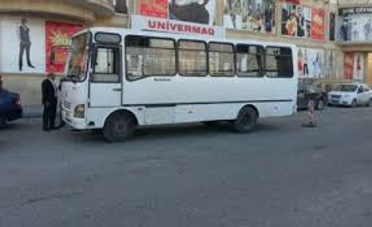 В Баку автобус столкнулся с легковым автомобилем, пострадал пассажир