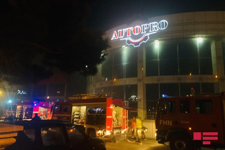 В Баку сгорел автосалон, есть пострадавший - ФОТО