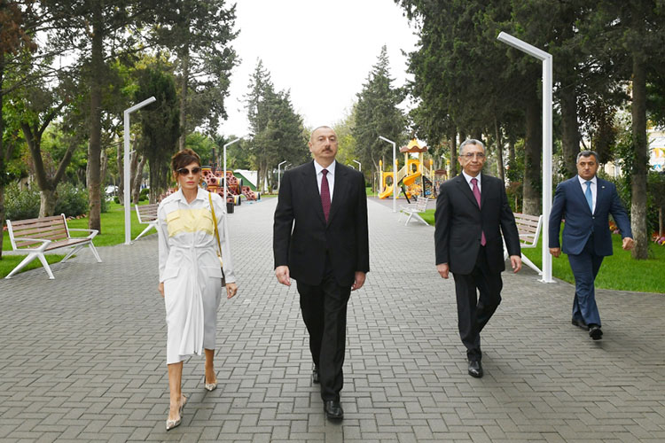 Ильхам Алиев и Мехрибан Алиева посетили парк на проспекте Ататюрка в Баку - ФОТО - ОБНОВЛЕНО