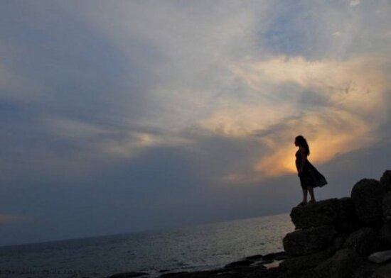 В Баку девушка умерла, прогуливаясь по берегу моря 