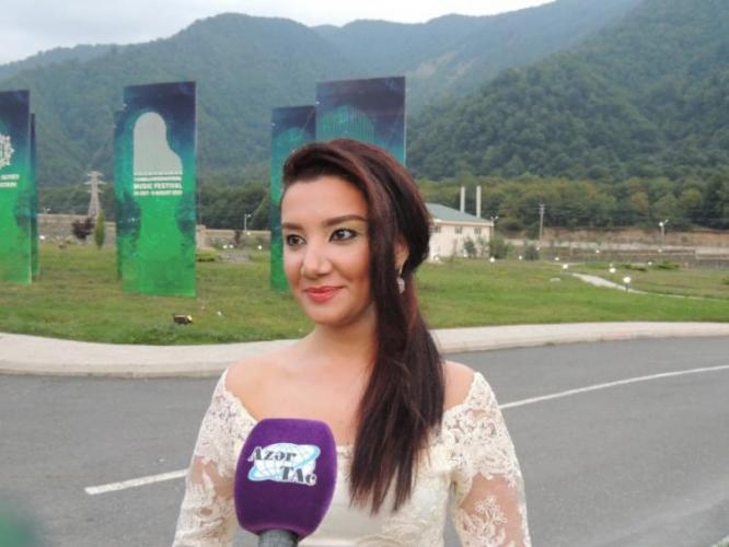 Заслуженная артистка Азербайджана удочерила девочку