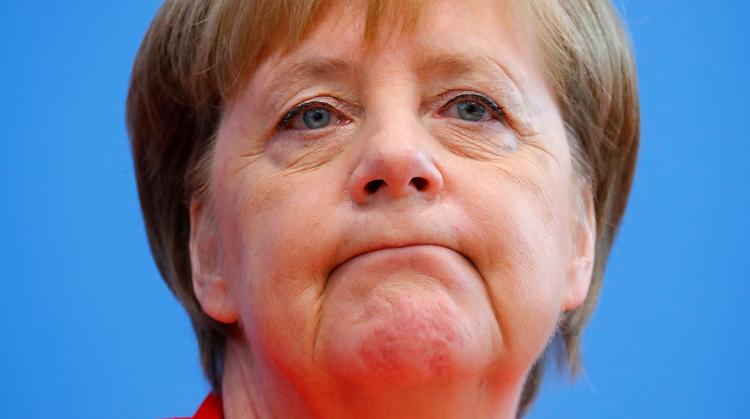 Меркель: Санкции с России снимать рано