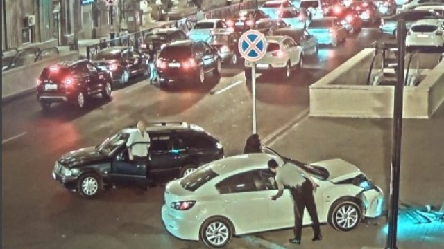 В Баку женщина за рулем устроила переполох - ВИДЕО