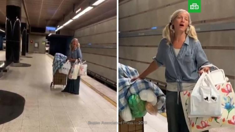 Бездомная уроженка России в одночасье прославилась в США, спев в метро - ВИДЕО