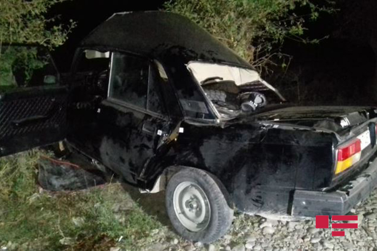 В Барде автомобиль врезался в дерево: 2 погибших, 2 раненых - ФОТО