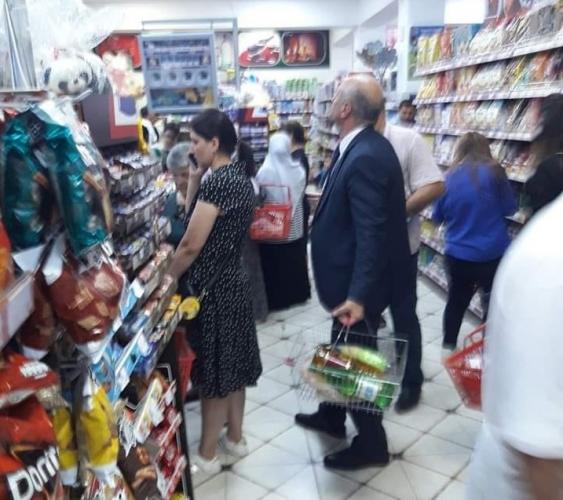 В Азербайджане глава ИВ простоял очередь в супермаркете - ФОТО