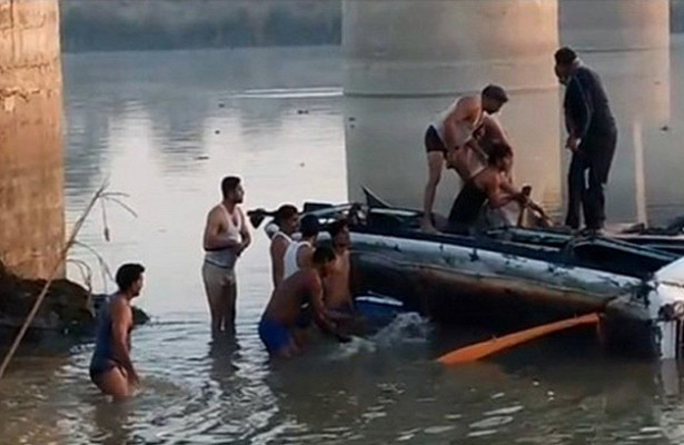 В Индии перевернулось судно, 7 человек погибли, 50 пропали без вести