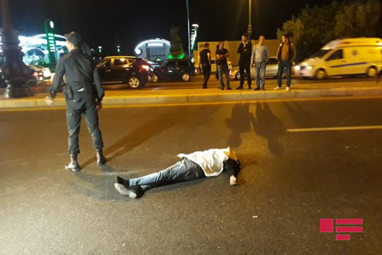 В Баку микроавтобус насмерть сбил сошедшего с автомобиля пешехода - ФОТО
