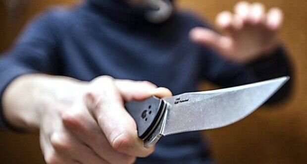 В Баку ранили ножом и ограбили 27-летнего мужчину