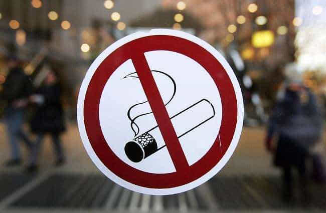 В Азербайджане 2000 человек оштрафованы за курение в запрещенных местах