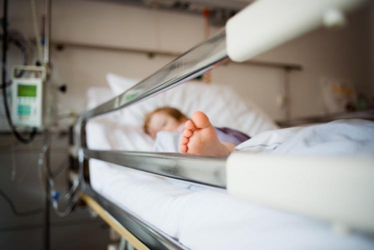 Ребенок с травмой головы умер в нейрохирургической больнице в Баку
