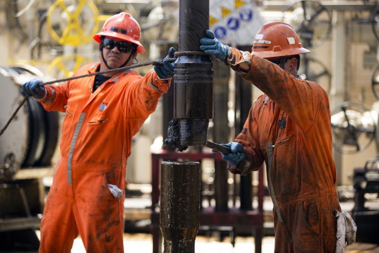 Азербайджан увеличил ежесуточную нефтедобычу в сентябре
