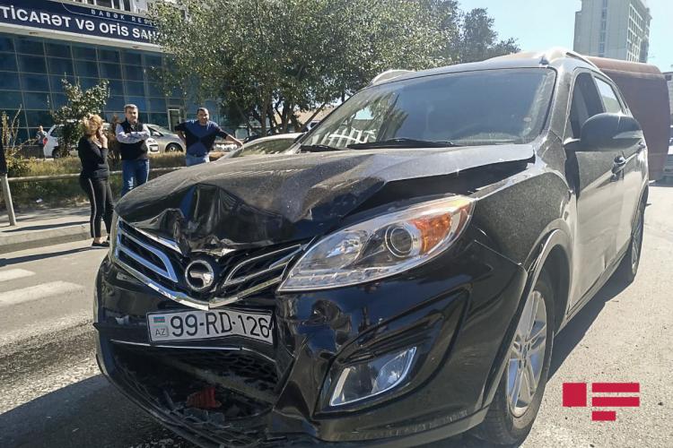 В Баку на пешеходном переходе столкнулись два автомобиля – ФОТО