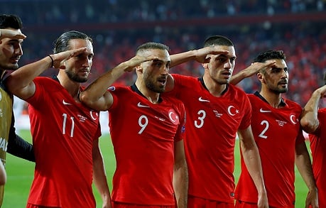 УЕФА возбудила дело против сборной Турции за воинское приветствие
