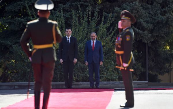 Премьеры Армении и Грузии поздоровались в Ереване по-русски