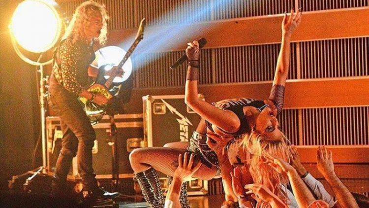 Леди Гага упала со сцены на фаната - ВИДЕО