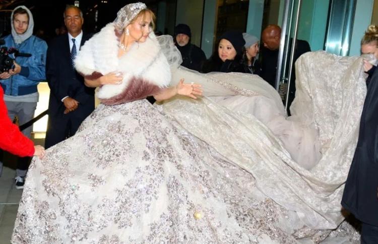 Дженнифер Лопес заметили в роскошном свадебном платье - ФОТО