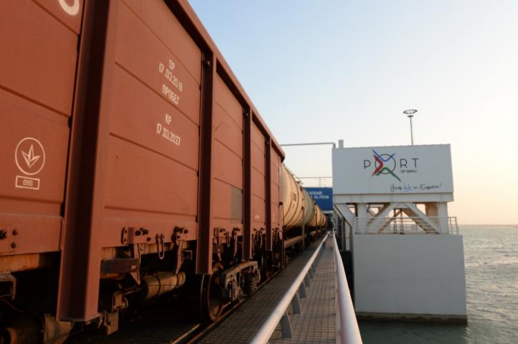 Из Баку в Европу отправляется первый контейнерный поезд по Баку-Тбилиси-Карс




