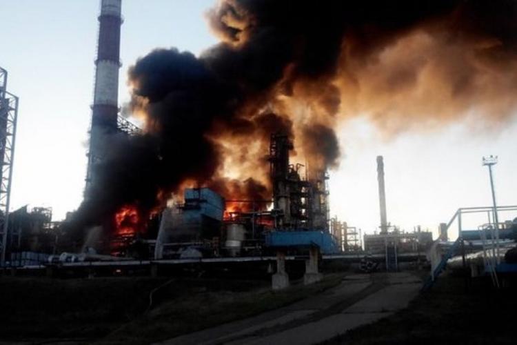 На нефтяном заводе в Рсосии произошло ЧП, пострадали 8 человек 