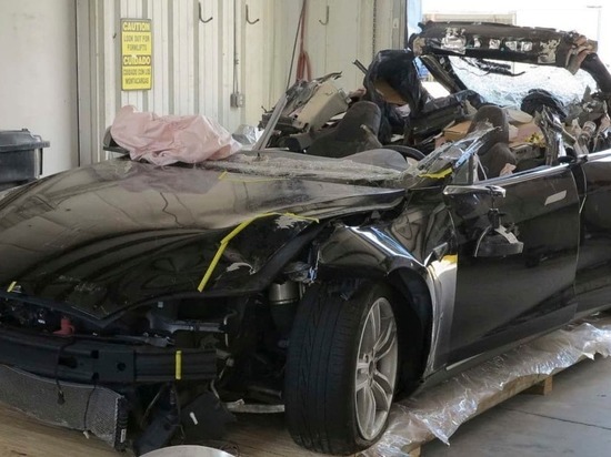 В США мужчина сгорел, не сумев выбраться из автомобиля Tesla
