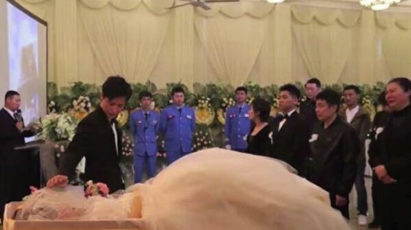 В Китае мужчина сыграл свадьбу с трупом возлюбленной - ФОТО