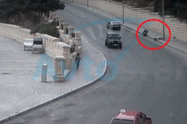 В Баку врезавшись в столб погиб водитель мотоцикла - ВИДЕО